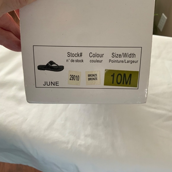 Ladies (new with tags) sandals - Picture 3 of 3